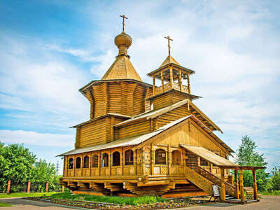 Историко-культурный центр. Старый Сургут. — это историко-этнографический центр, расположенный в живописном месте на берегу реки Саймы. Жизнь здесь застыла на рубеже XIX-XX веков.